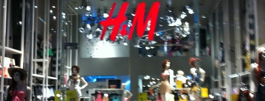 H&M is one of สถานที่ที่บันทึกไว้ของ Emily.