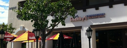Sharky's Woodfired Mexican Grill is one of Locais curtidos por Leslie.