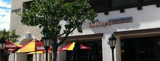 Sharky's Woodfired Mexican Grill is one of Leslie'nin Beğendiği Mekanlar.