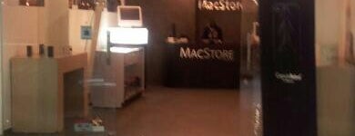 Macstore is one of Tempat yang Disukai Luis.