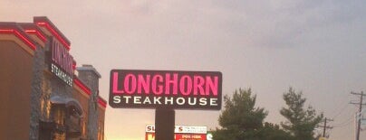 LongHorn Steakhouse is one of สถานที่ที่ Greg ถูกใจ.