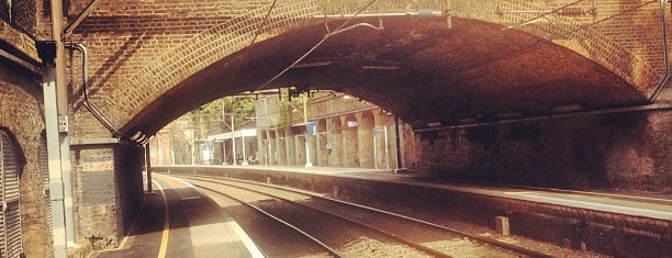 Stoke Newington Railway Station (SKW) is one of Orte, die Plwm gefallen.