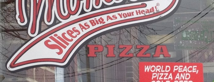 Momo's Pizza is one of Tempat yang Disukai Robbo.