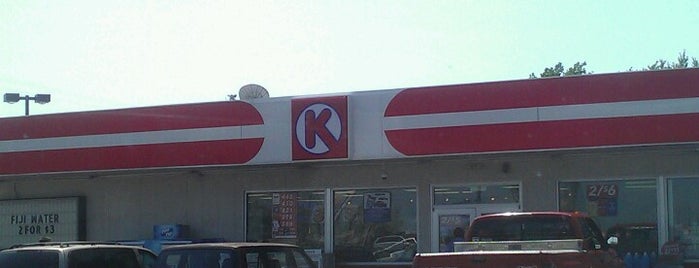 Circle K is one of สถานที่ที่ Ross ถูกใจ.