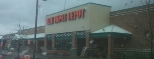 The Home Depot is one of Tempat yang Disukai Ronnie.