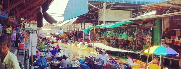 Damnoen Saduak Floating Market is one of Thailand-Bangkok Place I visited.
