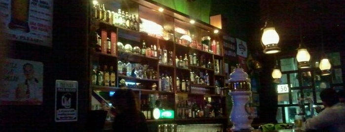 Ye Olde Pub is one of Música + pessoas ± bebidas.