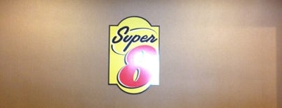 Super 8 is one of สถานที่ที่ Joe ถูกใจ.