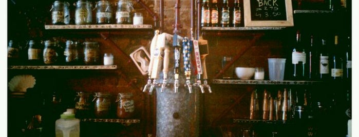 Outpost Café and Bar is one of Lugares favoritos de Patrick.