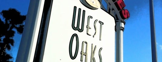 West Oaks Mall is one of Orte, die Mujdat gefallen.