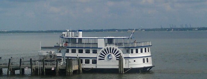 Fort Sumter Harbor Cruise is one of Lugares favoritos de Becky.