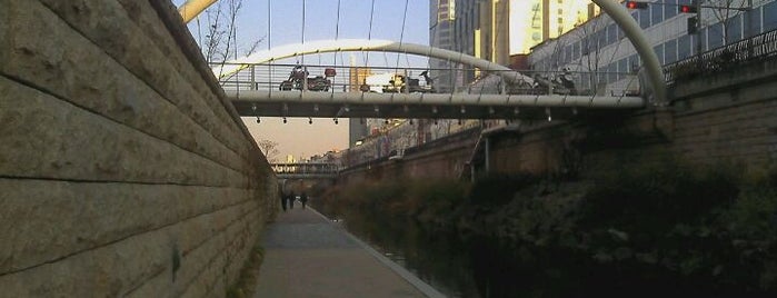 Narae Bridge is one of Bridges over Cheonggyecheon.