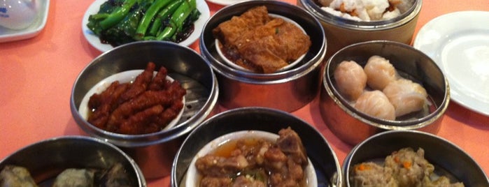 Kirin Court Chinese Restaurant is one of Tempat yang Disimpan Adam.