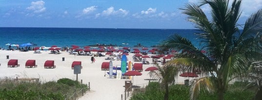 Singer Island Beach is one of Tempat yang Disukai Monica.