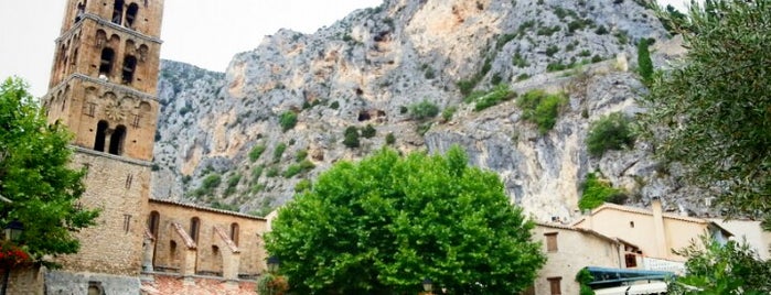 Moustiers-Sainte-Marie is one of Tempat yang Disukai William.