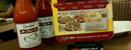 Pizza Hut is one of 7 Tempat Ngumpul Rame-Rame.