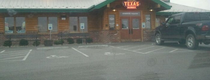 Texas Roadhouse is one of สถานที่ที่ Donovan ถูกใจ.