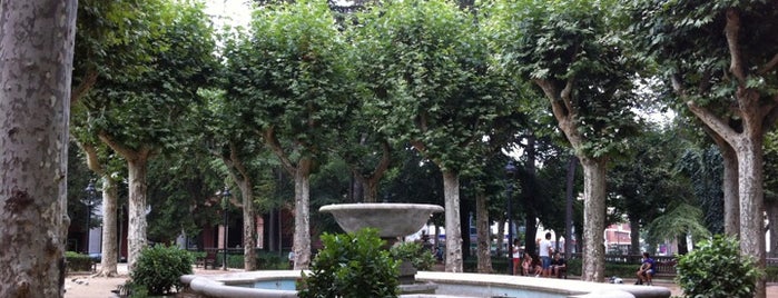 Plaça Catalunya is one of Tempat yang Disukai Ivan.
