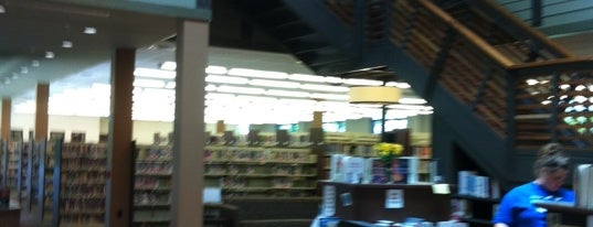 Hendersonville Library is one of Lugares favoritos de Alison.
