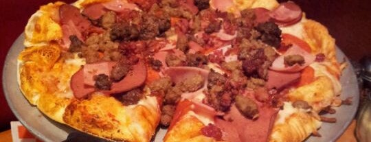 Shakey's Pizza is one of Lugares favoritos de Leticia.