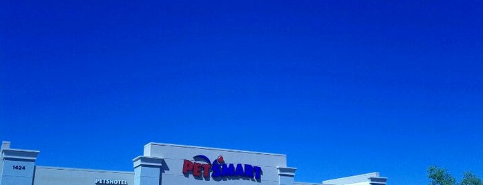 PetSmart is one of Lugares favoritos de Dee Dee.