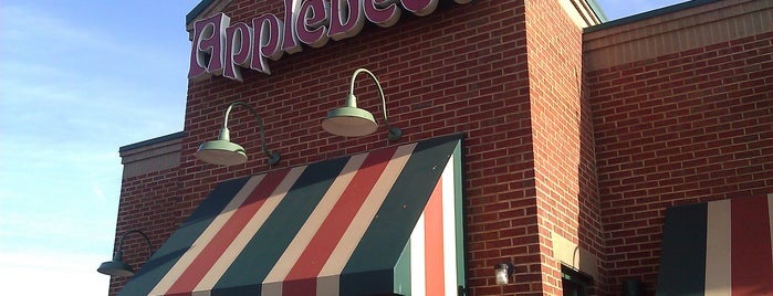 Applebee's Grill + Bar is one of Lizzie : понравившиеся места.