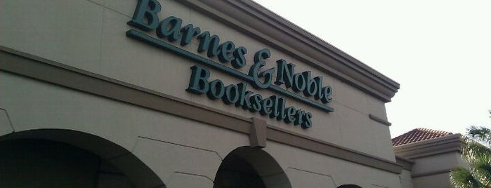 Barnes & Noble is one of Justinさんのお気に入りスポット.
