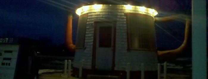 National Historic Teapot Service Station is one of Buildings Shaped Like the Food They Serve.