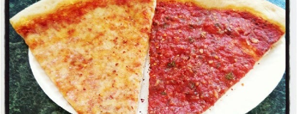 Rosario's Pizza is one of สถานที่ที่บันทึกไว้ของ Red.