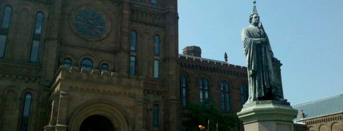 Smithsonian Institution Building (The Castle) is one of Top 10 tempat turis di Washington DC.