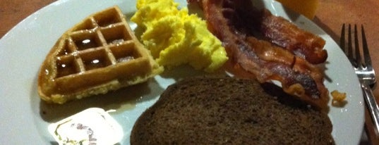 Bistro breakfast at HYATT house is one of สถานที่ที่ Jeff ถูกใจ.
