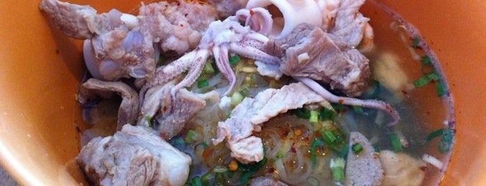 ก๋วยเตี๋ยวหมูประตูวัด (สูตรมะนาว) is one of Top picks for Ramen or Noodle House.