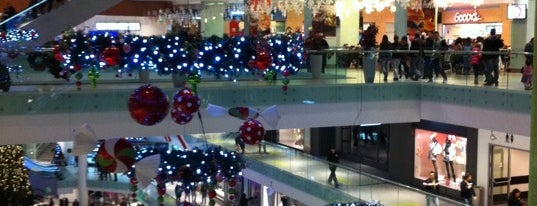 Athens Metro Mall is one of Vangelisさんのお気に入りスポット.