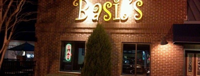 Basil's Restaurant & Pizzeria is one of Posti che sono piaciuti a Christian.
