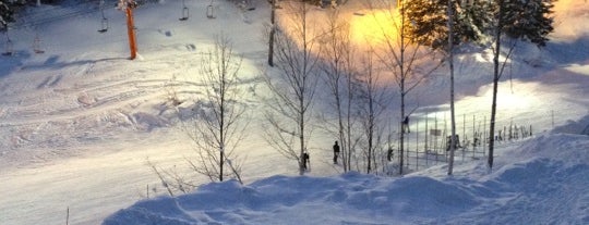 Niseko Hirafu Village, Japan is one of Posti che sono piaciuti a Kit.