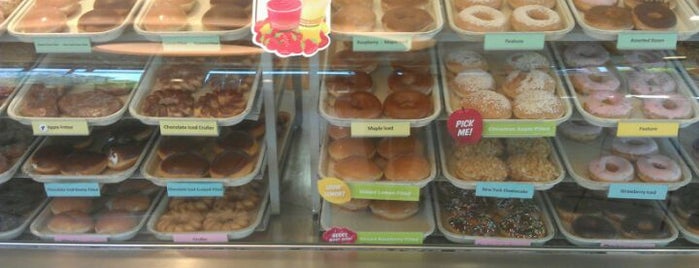 Krispy Kreme Doughnuts is one of Lugares favoritos de Kristine.