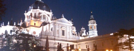 Santa Iglesia Catedral de Santa María la Real de la Almudena is one of Conoce Madrid.