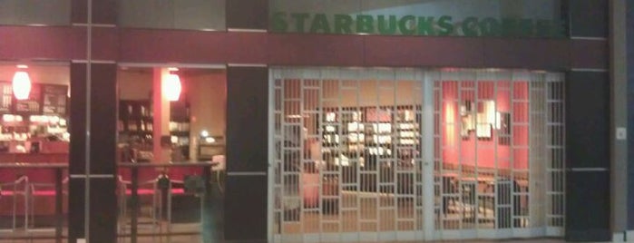Starbucks is one of Sarah 님이 좋아한 장소.