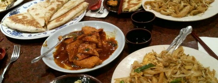 Mas' Chinese Cuisine is one of Russellさんのお気に入りスポット.