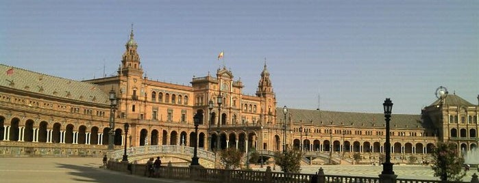 Площадь Испании is one of 10 lugares que tienes que ver en Sevilla.