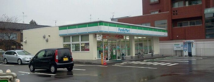 FamilyMart is one of 昭和通り(石川県道146号金沢停車場南線).