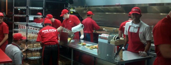 Five Guys is one of Lugares favoritos de Adam.