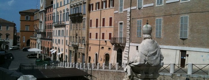 Piazza del Plebiscito is one of สถานที่ที่ Valentina ถูกใจ.
