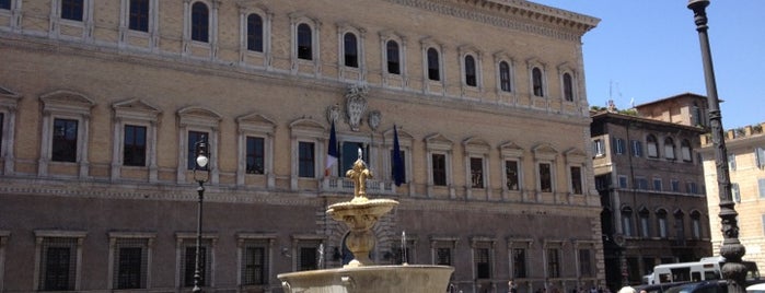 Piazza Farnese is one of Lugares favoritos de Erick.