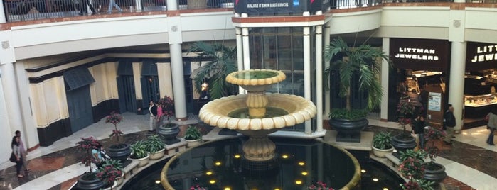 Menlo Park Mall is one of New Jersey Shopping Malls.