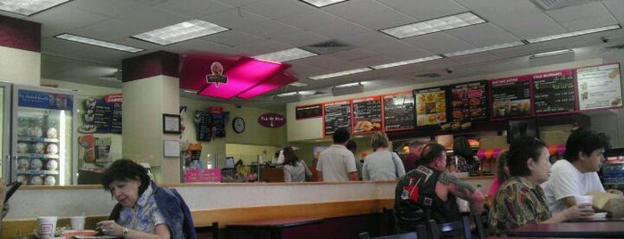 Dunkin' is one of Lugares favoritos de Emily.