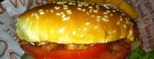 Red Robin Gourmet Burgers and Brews is one of Corinne'nin Beğendiği Mekanlar.