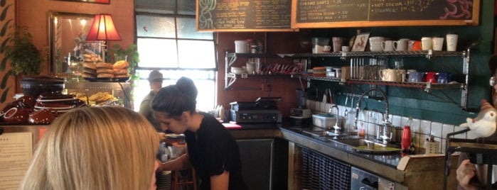Common Grounds Coffeehouse is one of Lugares favoritos de Alex.