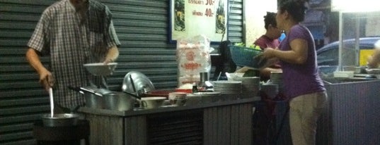 ก๋วยเตี๋ยวคั่วไก่-เป็ด (น้ำซุปมะนาวดอง) is one of Street Food Stalls in Bangkok!.