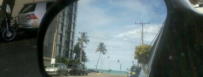 Avenida Jatiúca is one of Principais Ruas e Avenidas de Maceió.